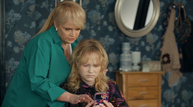 	Barwy szczęścia ostatni odcinek 3202 finał sezonu. Emilka (Jessica Frankiewicz), Małgorzata (Adrianna Biedrzyńska)