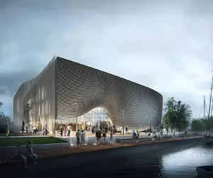 Muzeum Morskie w Łebie jak morska fala. Na muzeum zawisła wiecha