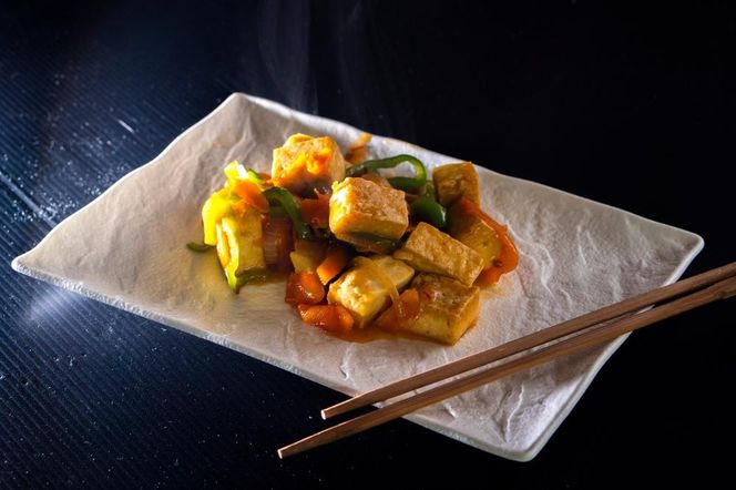 Hiszpańska klasyka w nowej odsłonie. Tofu w sosie romesco