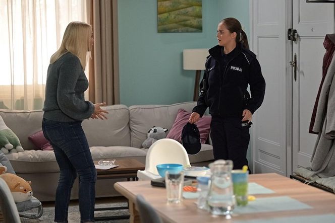 Pierwsza miłość. Policjantka Adrianna (Weronika Krystek), Emilka (Anna Ilczuk)