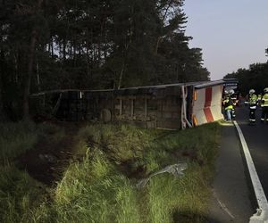 Toyota zmiażdżona przez ciężarówkę! 65-latka nie miała żadnych szans