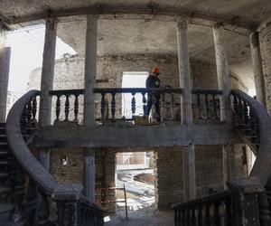 Zniszczony teatr w Mariupolu odbudowują niemieckie firmy