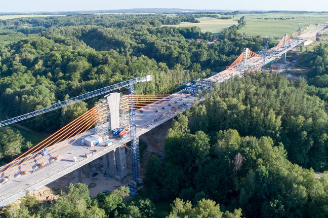 Najdłuższy most wiszący w Europie powstaje na Mazurach