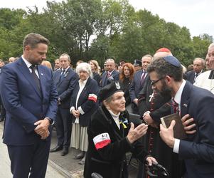 Złożenie kwiatów na kurhanie przy pomniku Polegli Niepokonani na Cmentarzu Powstańców Warszawy