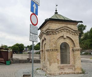 Studzienka na placu przy PKS w Lublinie to pozostałość po dawnej ul. Szerokiej