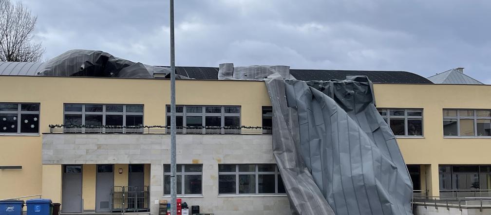 Wiatr zerwał dach z budynku szkoły. Trwa walka ze skutkami wichury