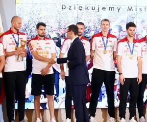 Premier zapłacił im premie, ale ta kwota nie powala. Prawdziwi mistrzowie niedoceniani