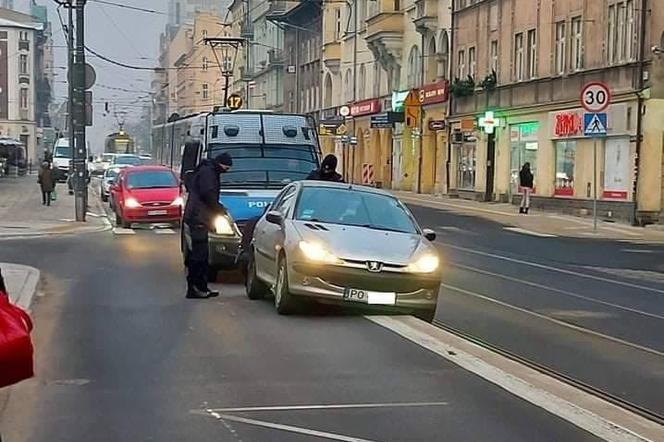 Plaga samochodów spadających z nowych przystanków wiedeńskich na Dąbrowskiego 
