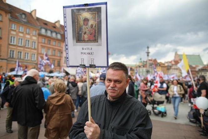 Narodowy Marsz Życia przez Warszawę. Organizatorzy mówią, że idą w obronie „poczętych dzieci zagrożonych aborcją”