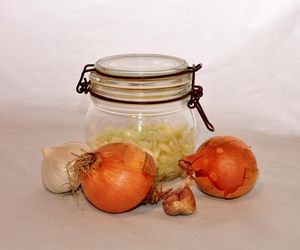 Pokrój w plastry i układaj z cukrem w słoiku. Tak uzyskasz najlepszy syrop na kaszel z babcinego przepisu. Idealny na jesienne infekcje 