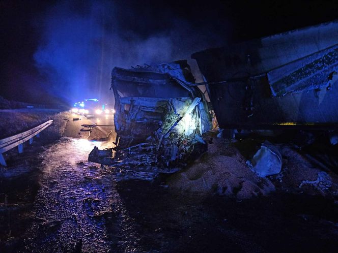 Poważny wypadek na S7. Ciężarówka zderzyła się z autobusem. Są poszkodowani