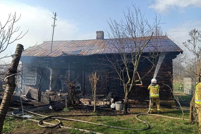 Tragedia pod Warszawą. Pożar doszczętnie strawił dom. Wewnątrz strażacy odkryli ciało
