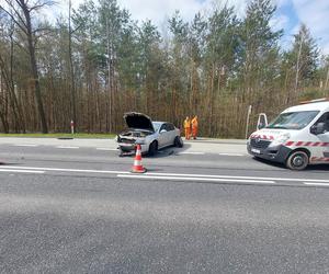 Pod Lubienią dachowało auto osobowe. Jedna osoba poszkodowana