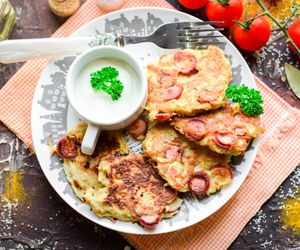 Łatwiutkie placuszki z parówkami lub kiełbaskami - super pomysł na ciepłe śniadanie lub lunch