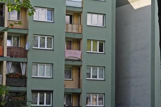 Dramat w Tychach. Młoda kobieta wypadła z balkonu budynku bloku