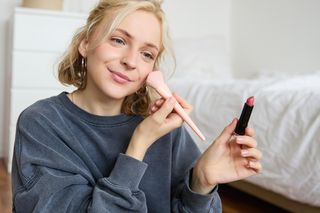 Nie musisz brać na wyjazd całej torby kosmetyków do makijażu. Te kilka produktów zrobi efekt wow