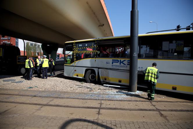 Groźny wypadek na Jagiellońskiej! Autobus zderzył się z tramwajem. Są poszkodowani!