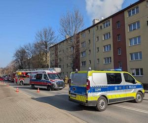 Pożar mieszkania w Wieliczce. Ewakuowano mieszkańców. Na miejscu pracuje około 40 strażaków