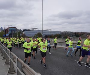 Uczestnicy Biegnij Warszawo 2024 na moście Świętokrzyskim