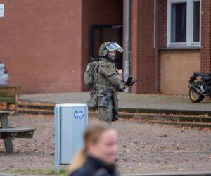 Niemieckie jednostki policji szturmują szkołę w Hamburgu po doniesieniach o bandycie