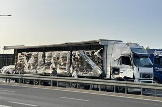 Ogromne korki na S8 w Warszawie. Po zderzeniu ciężarówek na ulicę wypadły butelki z wodą