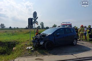 O krok od tragedii na przejeździe kolejowym w Raciborzu. Samochód zderzył się z pociągiem 