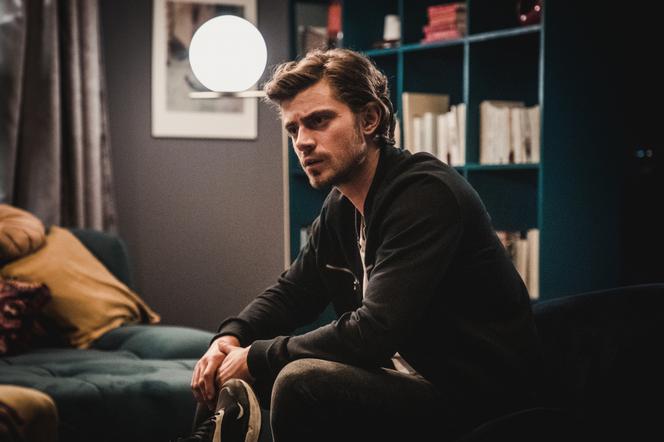 Papiery na szczęście, odcinek 4, Adam (Jakub Sasak)
