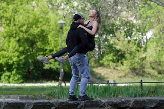 Ola Ciupa boksuje i całuje na spacerze