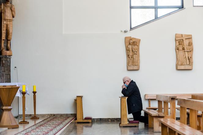 Lech Wałęsa zdjął maseczkę w kościele [ZOBACZ ZDJĘCIA]