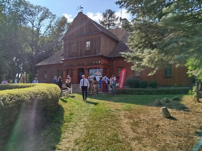 Samorząd Województwa Mazowieckiego kupił zabytkowy dwór w Paplinie wraz z otaczającym go terenem
