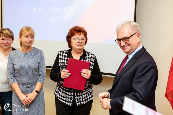 „Niech połączy nas hymn” - piękna, kolorowa premiera w siedzibie Starostwa Powiatowego