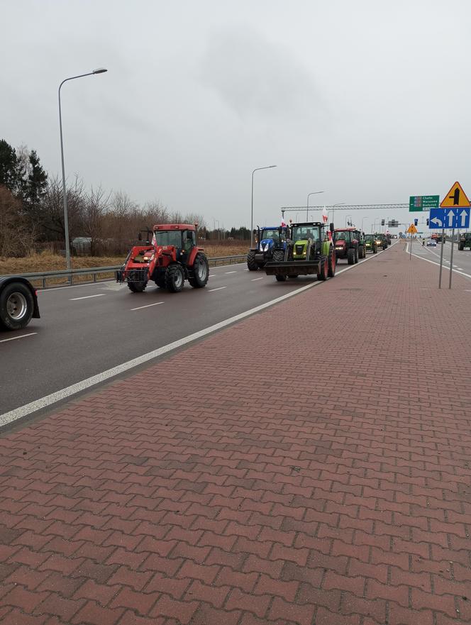 Trwa protest rolników w woj. lubelskim. Blokady są w wielu miejscach w regionie [DUŻO ZDJĘĆ]