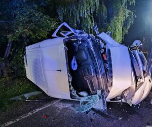 Czołowe zderzenie osobówki z busem w Strzelcach! Zginęła jedna osoba [ZDJĘCIA]