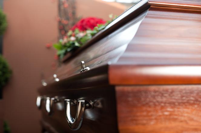 zbliżenie na trumnę podczas pogrzebu