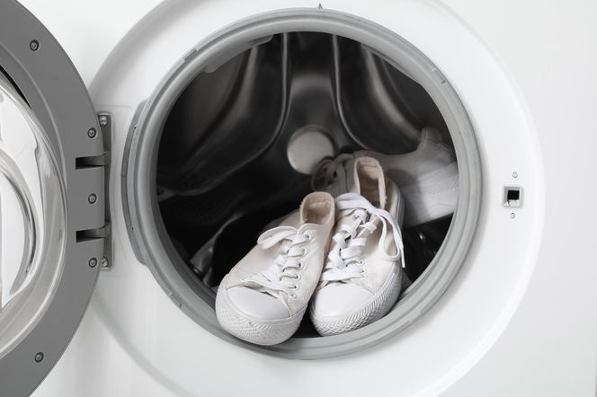Zamiast proszku, wsyp do bębna między brudne trampki. Żółte zacieki znikną, a buty będą jak nowe. Sposób na pranie białych trampek w pralce