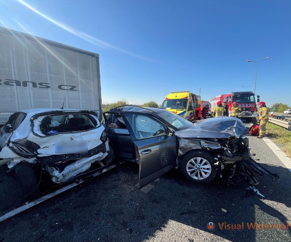 Karambol na trasie S8 pod Oleśnicą. Kolejna osoba zmarła w szpitalu 