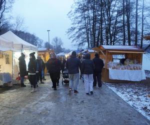 Ruszył jarmark bożonarodzeniowy nad jeziorem Ukiel w Olsztynie. Zobacz, jak wygląda! [ZDJĘCIA]