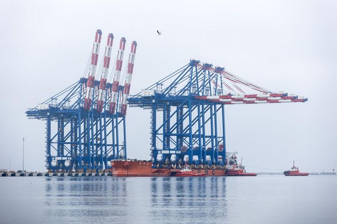 Gdańsk. Do nabrzeża Terminalu T3 na terenie Baltic Hub przybił statek Zhen Hua 32, na pokładzie którego do portu przypłynęły trzy ogromne suwnice przeznaczone do obsługi kontenerowców przy terminalu T3