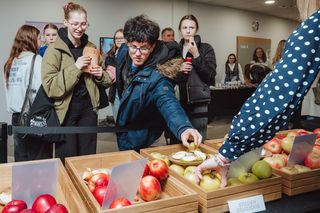 Ustanowiono rekord Polski w sztafecie jedzenia jabłek. A Ty, jadłeś już dziś jabłko?