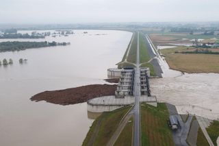 Racibórz Dolny przyjmuje 530 m3 wody/sek., wypływa 830 m3 wody na sekundę