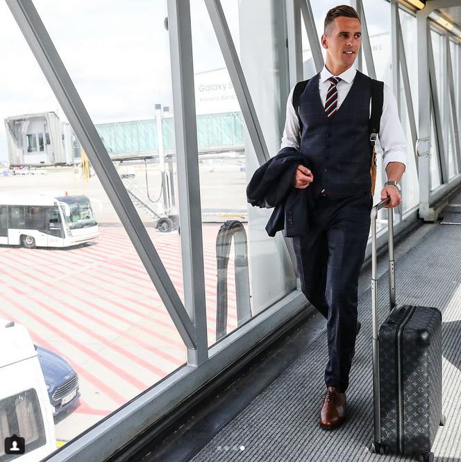Arkadiusz Milik w drodze do samolotu