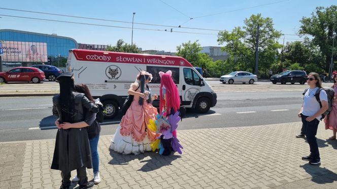 Pyrkon 2025. Tłumy uczestników przed MTP  