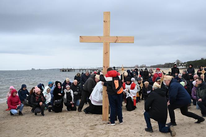 Droga krzyżowa brzegiem morza