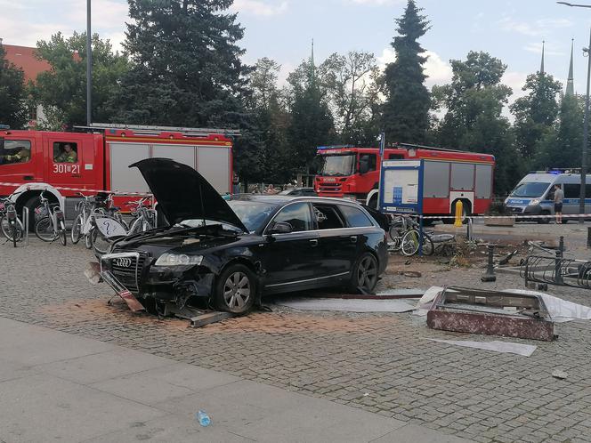 Wrocław: Groza pod Halą Targową! Auto staranowało rowery! Kierowca był pod wpływem? 