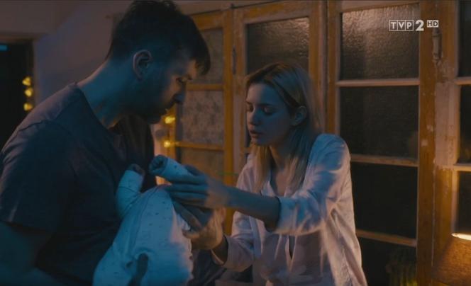 Na dobre i na złe, odcinek 803: Problemy Marcina i Dominiki z córką. Emilka będzie chora? - WIDEO