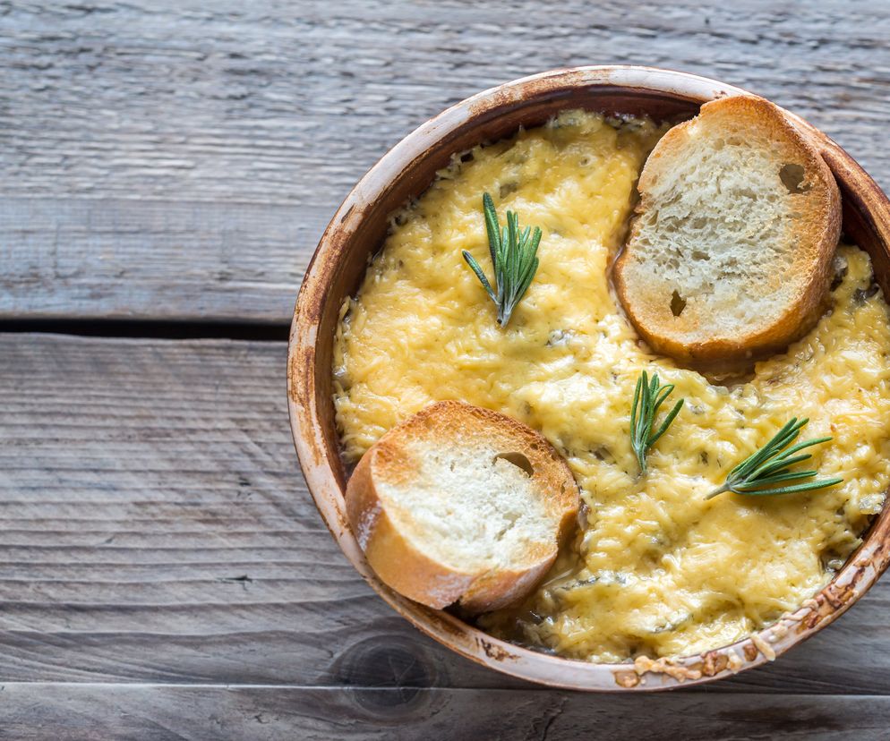 Zupa chlebowa z żółtym serem - tani i szybki przepis na smaczną zupę