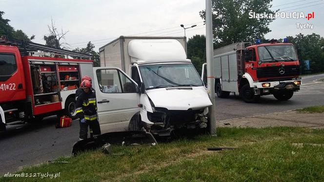 Poważnie wyglądający wypadek w Tychach: Dwie osoby trafiły do szpitala