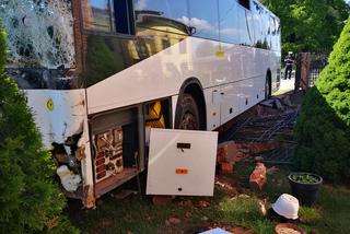 Groźny wypadek autobusu z dziećmi! Kierowca wjechał w ogrodzenie. Śmigłowiec LPR w akcji