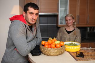 Mamed Khalidov z żoną w mieszkaniu
