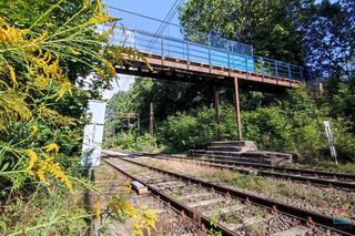 Tak wygląda wysłużona kładka nad torami w Tracku [ZDJĘCIA]